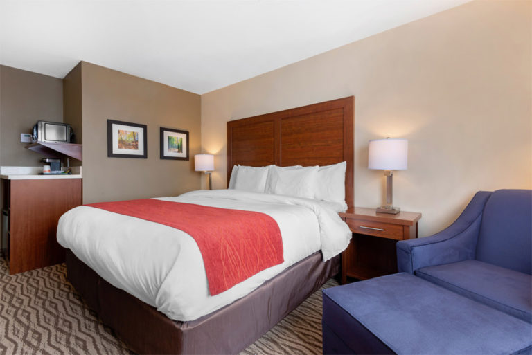 1 King Bed Accessible – Comfort Inn and Suites